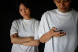 【加古川・高砂の探偵が解説】夫のスマホに“知らない女性”の影…不倫に発展する前にできる対策